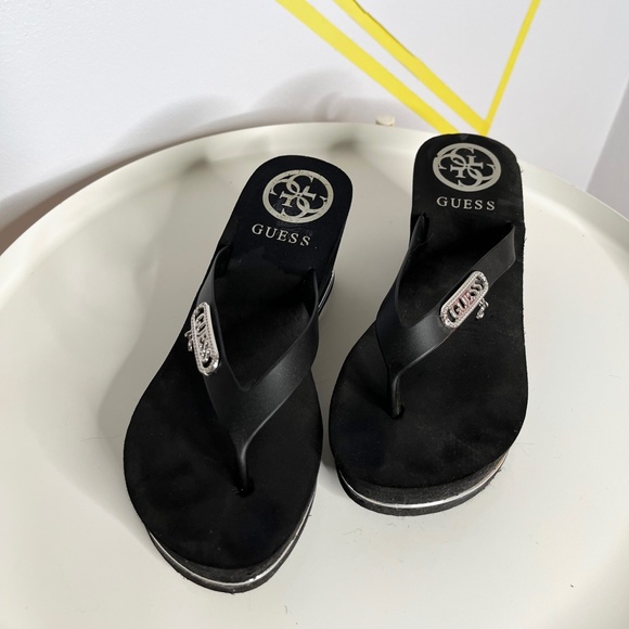 Guess Platform Back Thong Sandal - Picture 2 of 4